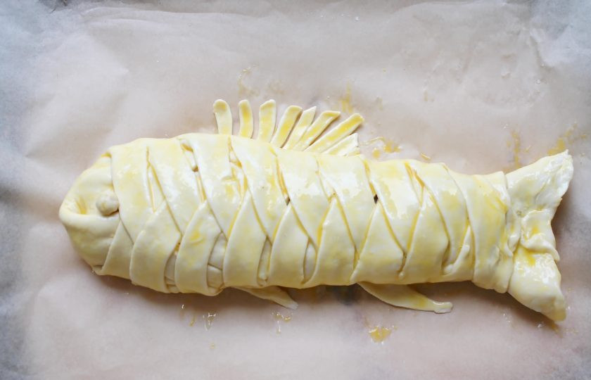 1. Этап. Пирог с муксуном: Пирог накройте и уберите в теплое место на 10-15 минут. Смажьте яйцом.