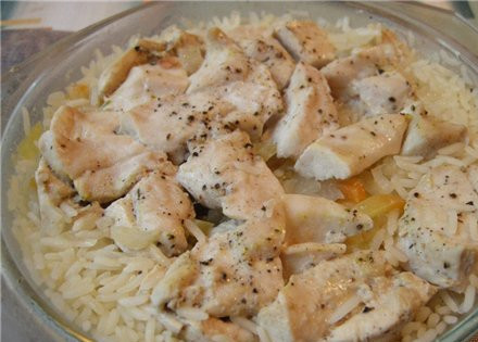 1. Этап. Курица с рисом в микроволновке: Добавьте размягченное сливочное масло, а также порезанное куриное мясо (посолить и поперчить по вкусу). Все заливаем горячим бульоном и ставим в микроволновку. Готовим на максимальной мощности (850 Вт) 15 минут, после чего накрываем крышкой и готовим еще 5-7 минут.