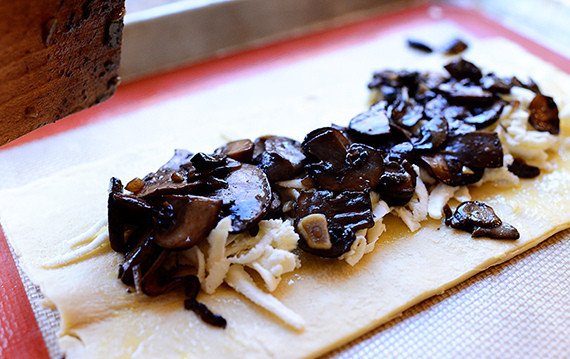 1. Этап. Слоеная пицца с грибами: Сверху уложите грибы.