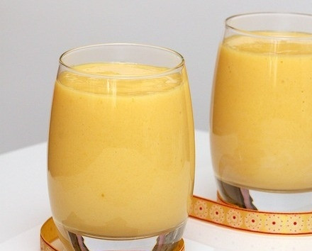 1. Этап. Смузи из манго и абрикоса: Смузи готов! Пейте его охлаждённым, разлив по бокалам.