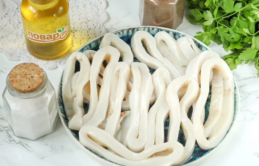 1. Этап. Вяленый кальмар: Промойте тушку, удалите внутренности и жесткую трубку — хорду. Нарежьте тушку кольцами шириной 1 см.