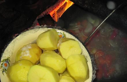 1. Этап. Шурпа из лосятины: Дайте супу прокипеть 20 минут, после чего добавьте очищенный картофель целиком.