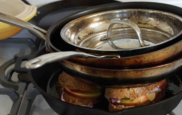 1. Этап. Сэндвич с сыром, яблоком и луком: 3. Установите сверху пресс и жарьте сэндвичи пару минут, чтобы хлеб поджарился, а сыр расплавился.