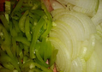 1. Этап. Тушеное мясо в мультиварке: 3. За это время можно очистить и нарезать полукольцами лук. Также вымыть, просушить и очистить от семян и хвостика болгарский перец. Нарезать тонкой соломкой.