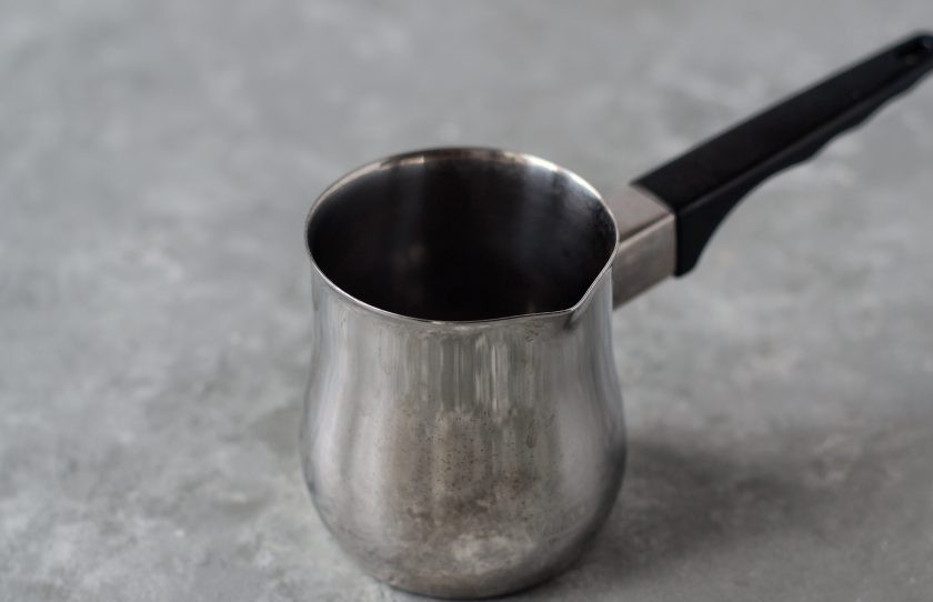 1. Этап. Мятный латте: В турке доведите до кипения воду с молотым кофе. Оставьте его покипеть на медленном огне до образования плотной пенки.