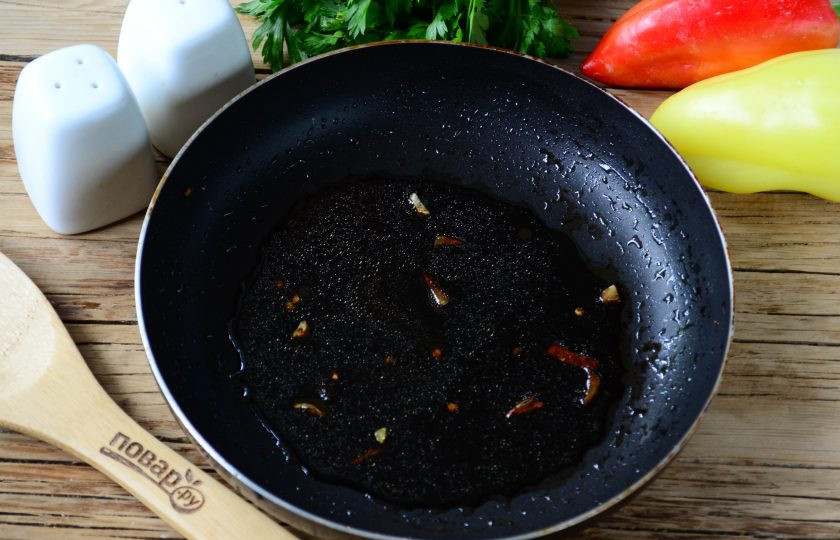 1. Этап. Мясные роллы, фаршированные овощами: Выньте перец, а в сковороду добавьте бальзамический уксус и сахар. Готовьте на медленном огне, постоянно помешивая, чтобы получилась бальзамическая глазурь.