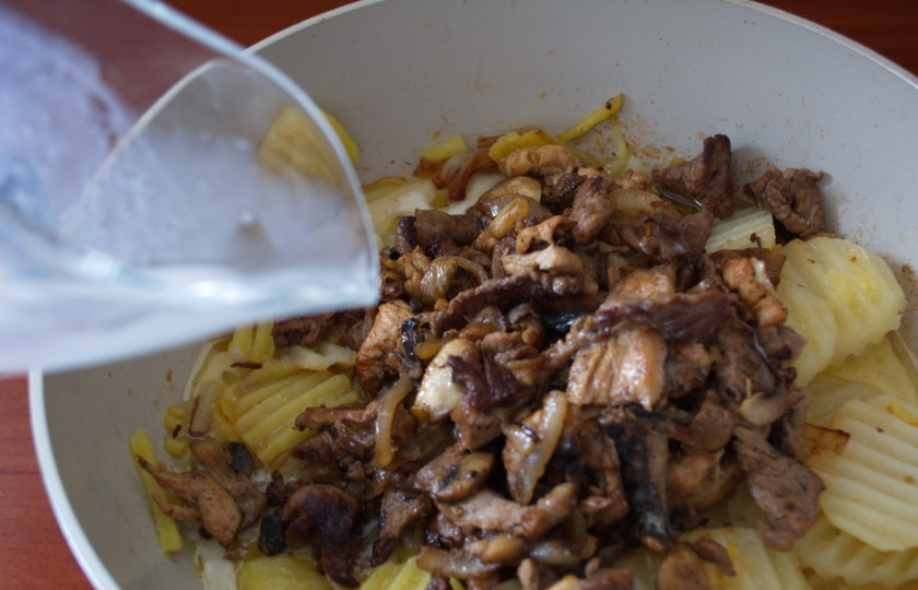 1. Этап. Картофельное рагу с мясом: К картофелю добавьте готовое мясо и сливки. Перемешайте. Посолите блюдо и поперчите. Перемешайте. Тушите блюдо под крышкой 4 минуты. Выключайте.