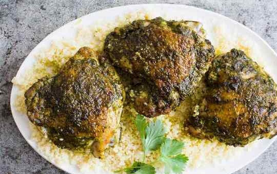 1. Этап. Куриные бедра по-мароккански: Оставшийся соус чермула смешайте с жиром, выделившимся при запекании, подавайте куриные бедра по-мароккански с любым гарниром, полив приготовленным соусом с маслом.