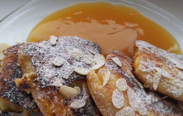 1. Этап. Венский омлет: 7. Если размер омлета велик - нарежьте его порционно, а если жарили в небольшой форме - то подавайте целиком с вареньем.