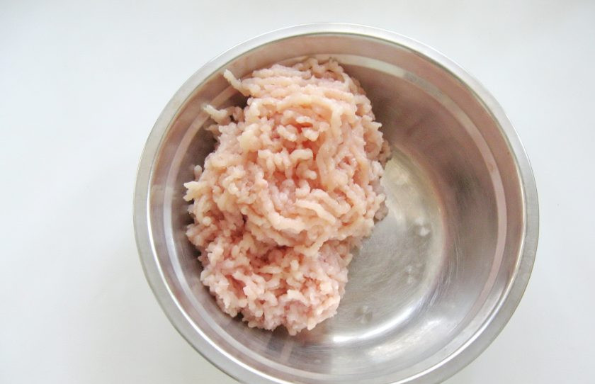 1. Этап. Куриные зразы с морковью и сыром: Филе куриной грудки помойте и пропустите через мясорубку.