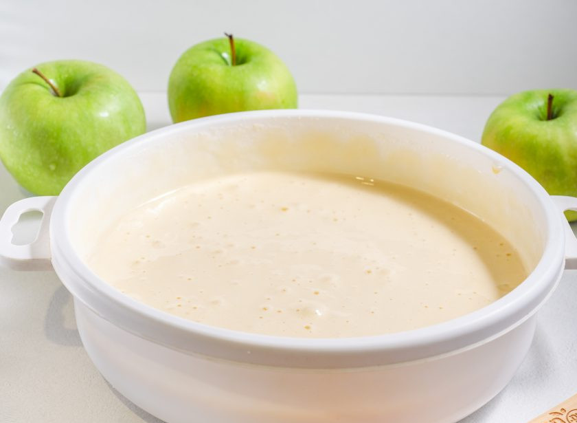 1. Этап. Шарлотка с яблоками с хрустящей корочкой: Муку просейте и взбейте с яично-сахарной массой с щепоткой соли до однородного теста.