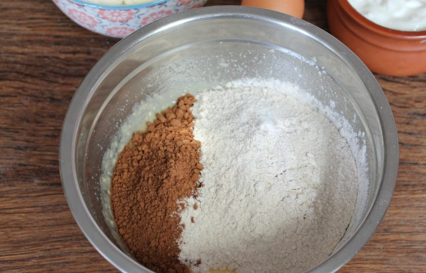 1. Этап. Тертый шоколадный пирог с творогом: Далее, небольшими порциями добавляем муку, и замешиваем тесто.