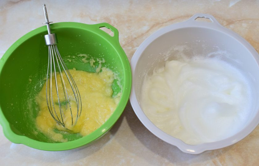 1. Этап. Каша Гурьевская: Желтки разотрите с сахаром, а белки взбейте в густую пену.