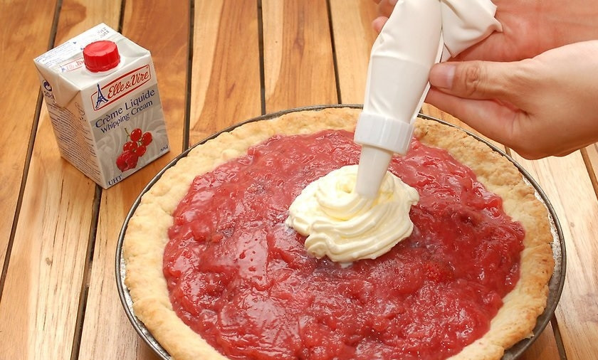 1. Этап. Пирог с клубникой: 13. Взбейте сливки до образования устойчивых пиков, затем украсьте ими пирог. Наслаждайтесь вкуснейшей выпечкой в компании или в одиночку.