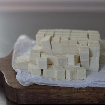 1. Этап. Запеченный сквош с тофу: 3. Нарезать тофу кубиками размером 1 см.