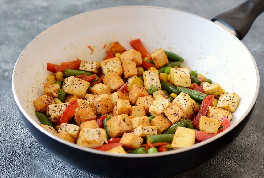 1. Этап. Рис с тофу и овощами: Добавьте к овощами тофу, влейте соевый соус. Перемешайте.