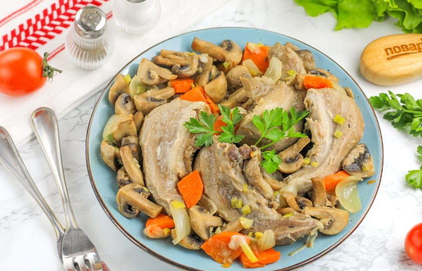 1. Этап. Язычки ягнят: Выложите язычки ягнят с гарниром на тарелки и подайте к столу горячими. Приятного вам аппетита!