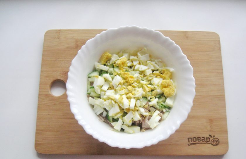 1. Этап. Салат Снежинка с курицей: Яйца сварите вкрутую, охладите, очистите, выложите в салат.