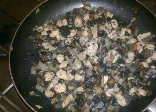 1. Этап. Жульен в горшочках с картошкой: Очистите и нарежьте кубиками лук. Грибы почистите и вымойте. Затем нарежьте их пластинками или кубиками. Выложите в разогретую с растительным маслом сковородку грибы и лук. Добавьте мелко нарезанную куриную грудку, посолите и поперчите, тушите минут десять.