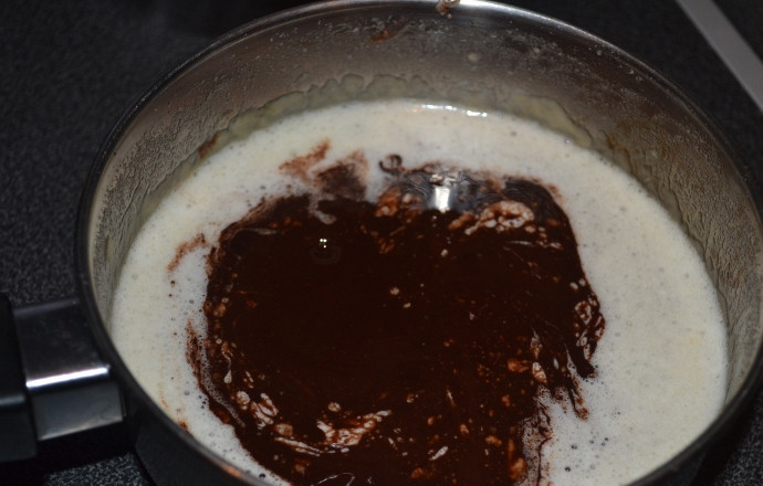 1. Этап. Брауни в мультиварке: Соедините яичную и шоколадную массы, перемешайте до однородного состояния – шоколадное тесто для брауни готово.