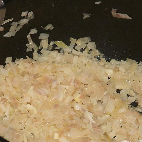 1. Этап. Соус для рыбы из вина, масла и каперсов: Обжарьте лук на среднем огне до мягкости и золотистого цвета (примерно 12 минут).