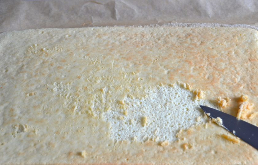 1. Этап. Торт Груши в карамели: При использовании бисквита для приготовления торта желательно снять верхнюю размякшую корочку, чтобы бисквит хорошо пропитывался в дальнейшем. Это легко можно сделать с помощью ножа.