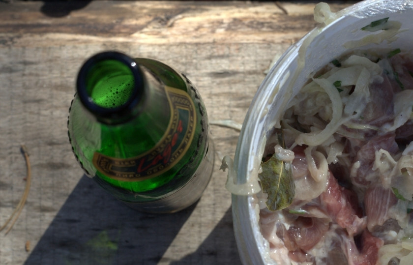 1. Этап. Шашлык свиной в пиве: Выложить лук в кастрюлю с мясом, добавить специи, измельченный чеснок, залить пивом и хорошенько перемешать. Закрыть крышкой и в холод часов на 5 как минимум. Идеально — на ночь.