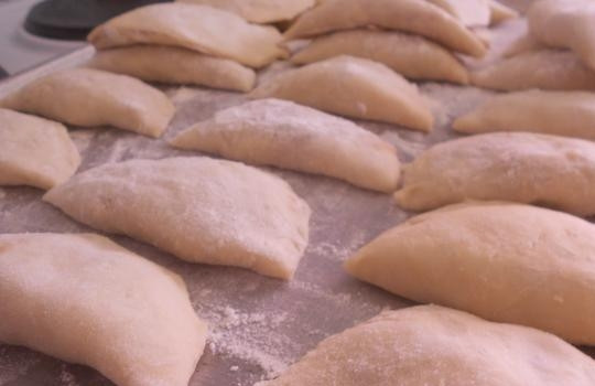 1. Этап. Пельмени во фритюре: Залепите изделия и разогрейте достаточно большое количество масла во фритюре.