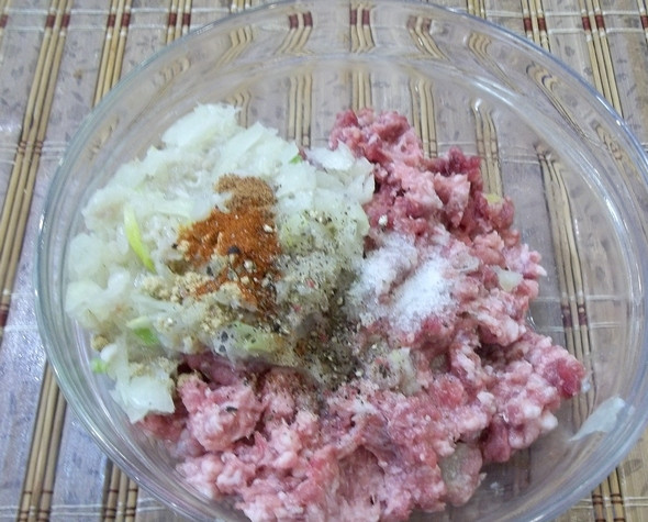 1. Этап. Творожное тесто с фаршем: Фарш с луком хорошо посолите и поперчите, добавьте к нему мускатный орех, хорошенько все перемешайте.