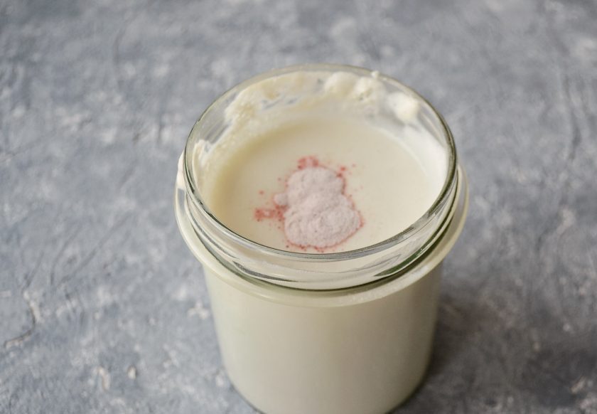 1. Этап. Веганский йогурт: Перелейте миндальное молоко в стеклянную банку, остудите до комнатной температуры. Добавьте пробиотики, перемешайте все деревянной или пластмассовой ложкой. Не используйте металл!