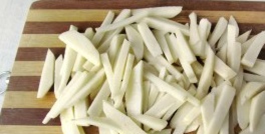 1. Этап. Суп из куриных желудков: Пока варятся желудки, чистим и нарезаем брусочками картофель.