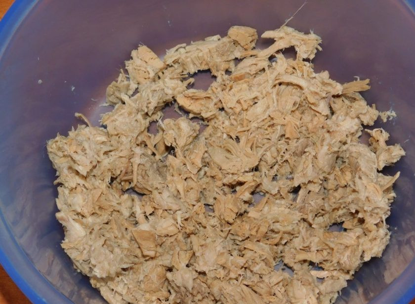 1. Этап. Салат Изысканный: Свинину отварите, остудите и нарежьте мелко для салата.