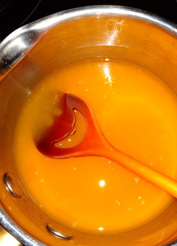 Tangerine panna cotta 1. Stage. Tangerine panna cotta: Now the tangerine jelly: Soak the gelatin in 50g of juice (you can do this at the same time as soaking the gelatin for panna cotta, but in a separate bowl) and put it in the refrigerator for 30 minutes or more. Combine 180 g of juice, water and sugar, bring to a boil, remove from the heat and add the swollen gelatin.