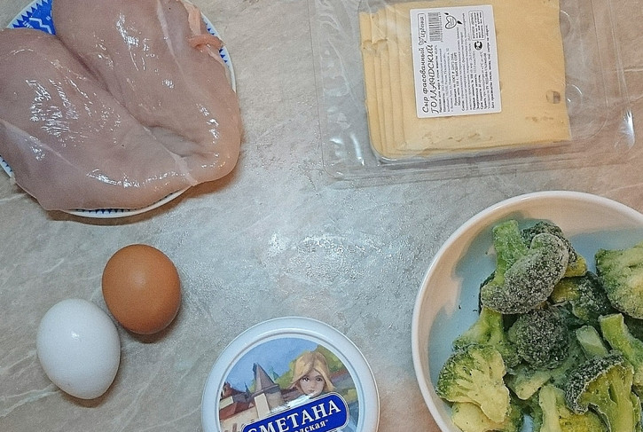 1. Этап. Куриная грудка с брокколи и сыром: Подготовьте все необходимые ингредиенты. Размораживаем брокколи и курицу.