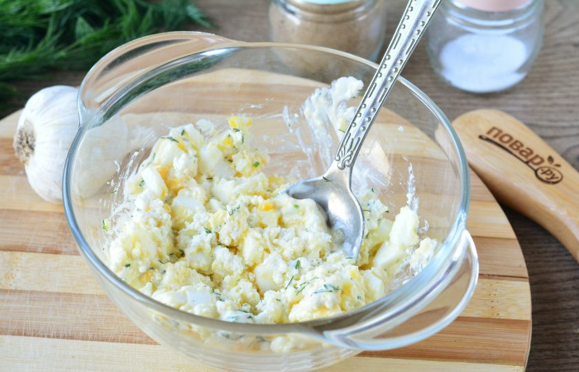 1. Этап. Крабовые палочки фаршированные творогом: Перемешайте, начинка готова.