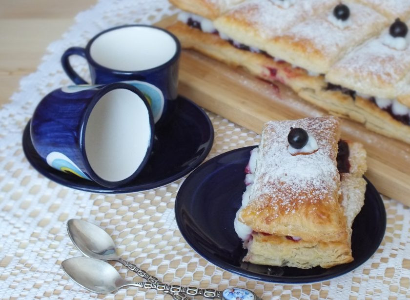 1. Этап. Пирожные с кремом и ягодами: Пирожные готовы. Приятного аппетита!