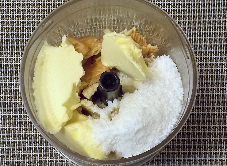 1. Этап. Шоколадный сырник с кофе: Положите в миску мягкое масло, раскрошенное печенье и кокосовую стружку. Пробейте блендером до однородной массы.