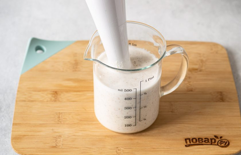 1. Этап. Миндальный тофу: Слейте воду, промойте орехи и залейте чистой водой. Измельчите миндаль блендером с водой.