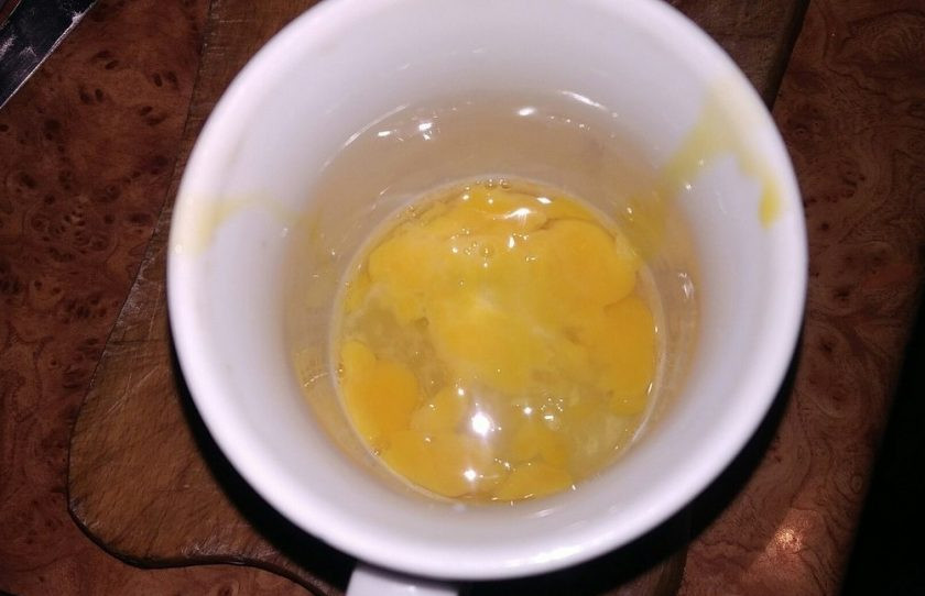 1. Этап. Суп из хека с рисом и яйцом: 7. Взболтайте яйцо (на кастрюлю 3л можно два) и оставьте пока.