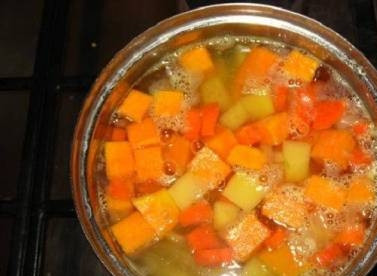 1. Этап. Тыквенный суп со сливками: Перекладываем подготовленные овощи в кастрюлю и заливаем водой. вода должна покрывать овощи примерно на 2 см. Солим и варим до готовности.