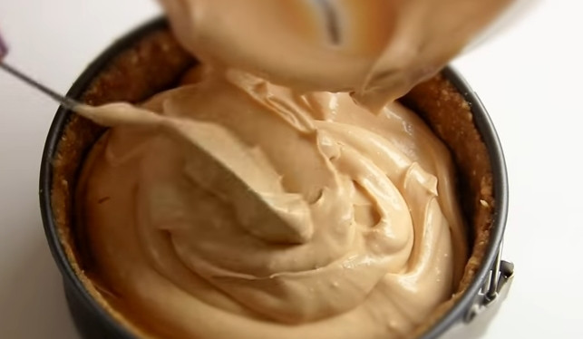 1. Этап. Чизкейк Карамельный по-домашнему со сгущенкой: 7. Выложите начинку в форму и отправьте в холодильник на 3 и больше часов, а лучше — на ночь.