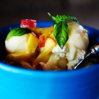 Топпинг из персика и базилика