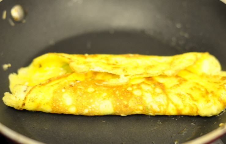 1. Этап. Омлет с молоком и сыром: 6. Чтобы сырная начинка осталась внутри и не вытекала, омлет можно свернуть рулетиком и обжарить еще пару минут так, чтобы запечатались края. Подавать такой омлет можно со свежими овощами, зеленью или соусом.