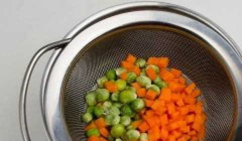 1. Этап. Паровое суфле из курицы: Нарезаем тыкву кубиками и перекладываем в дуршлаг, добавляем горошек. Бланшируем овощи в кипятке 3 минуты.