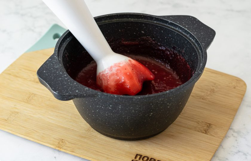 1. Этап. Яблочное пюре со сливами на зиму: Затем измельчите погружным блендером до однородности. Пюре снова доведите до кипения и варите 3-5 минут.