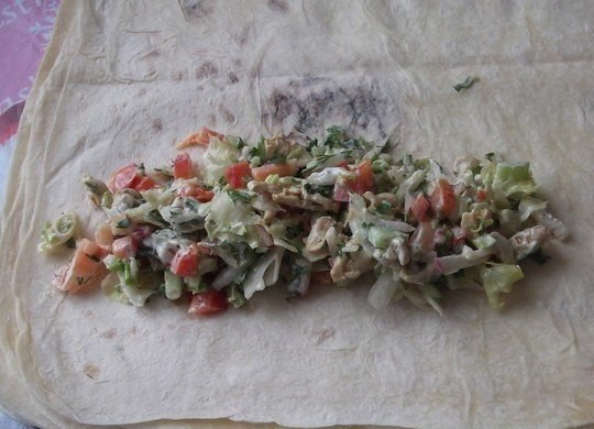 1. Этап. Начинка для шаурмы: На лист лаваша выкладывем начинку.