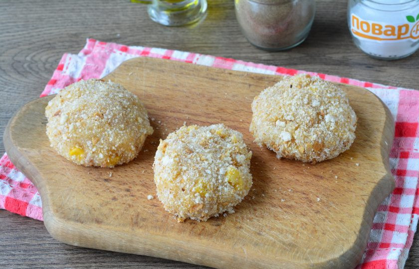 1. Этап. Котлеты из индейки с кукурузой: Смоченными в воде руками слепите котлеты и запанируйте их в сухарях.