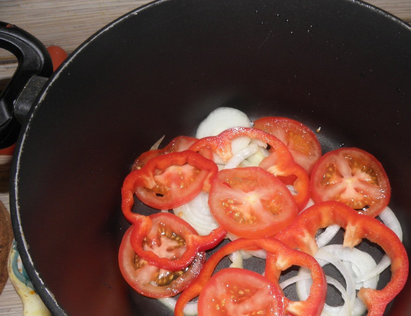 1. Этап. Баранина в собственном соку: В кастрюлю с толстыми стенками выложите слой овощей.