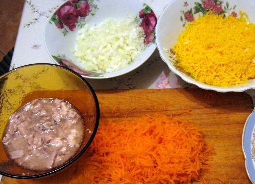 1. Этап. Салат из печени трески слоями: 3. Куриные яйца сварите вкрутую. Остудите их в холодной воде. Очистите от кожуры, натрите на крупной терке. Натрите на терке морковь. Мелко подробите лук.