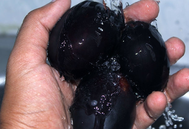 1. Этап. Сливовое пюре: 1. Берем сливы и тщательно моем их под проточной водой. Лучше брать сорт слив, которые очень сладкие, чтобы не добавлять сахар в пюре.